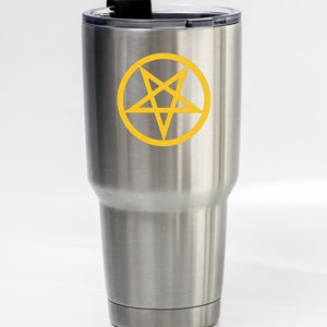 Puede incluir: Una taza de viaje de acero inoxidable con un pentagrama amarillo dentro de un c&iacute;rculo en el lateral.