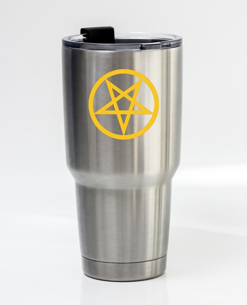 Puede incluir: Una taza de viaje de acero inoxidable con un pentagrama amarillo dentro de un c&iacute;rculo en el lateral.
