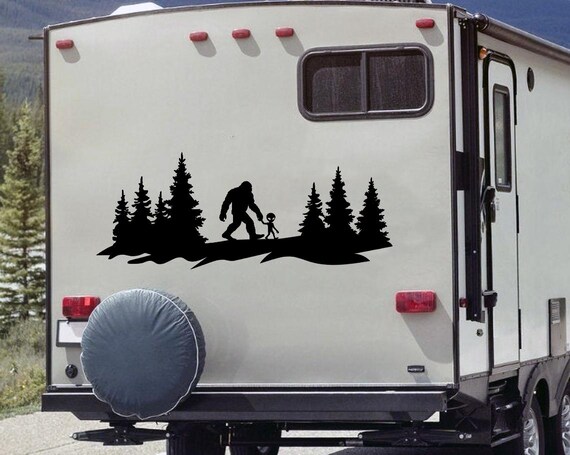 Autocollant Vinyle Bigfoot Et Alien En Forêt - Décalque Amusant - Lavable - Neuf