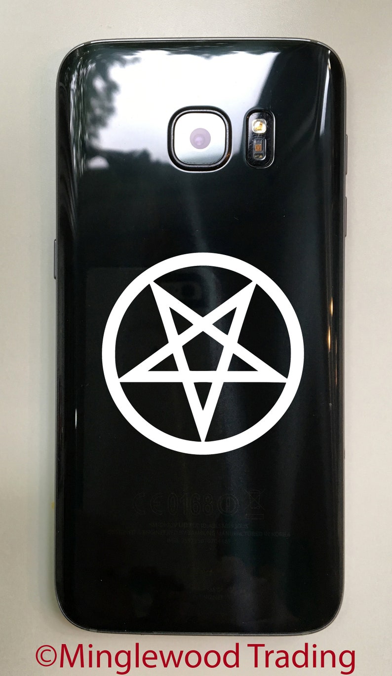Puede incluir: Un tel&eacute;fono inteligente negro con una pegatina de pentagrama blanco en la parte posterior.