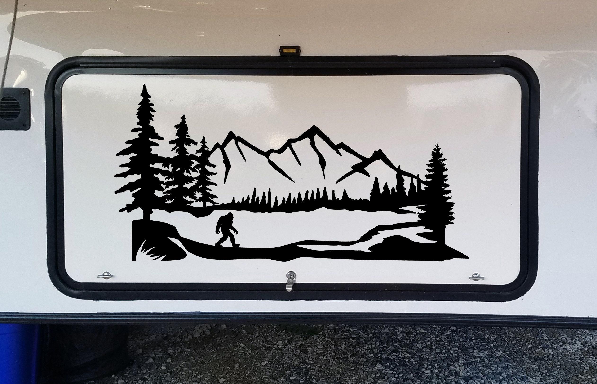 Autocollant Vinyle Bigfoot Scène De Montagne V17 - Déco Voiture, Camping-car, VR
