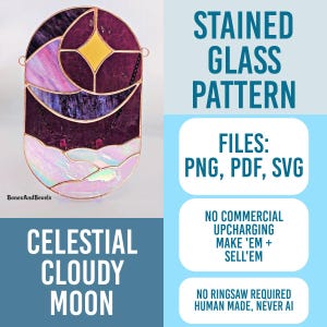 Op de afbeelding: Een ovaal glas-in-lood paneel met een donkerpaarse halve maan en een gele ster tegen een dieppaarse lucht, met iriserende witte wolken aan de onderkant. De tekst bevat STAINED GLASS PATTERN, FILES: PNG, PDF, SVG en CELESTIAL CLOUDY MOON.