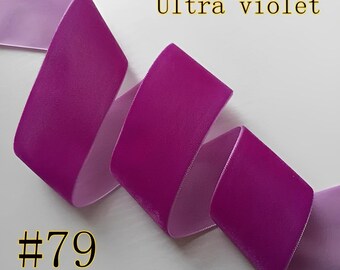 Puede incluir: Primer plano de una vibrante cinta de terciopelo ultra violeta, con el texto "Ultra violet" y el número "#79" en la imagen. La cinta es de un rico color púrpura intenso, con un reverso púrpura más claro. La cinta está rizada y doblada.