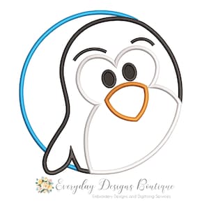 Pode incluir: Desenho bordado de um rosto de pinguim com um círculo azul ao redor. O pinguim tem olhos pretos, um bico laranja e um corpo branco.