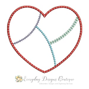 Può includere: Un contorno di cuore rosso con un design cucito blu, verde e blu chiaro all'interno. Il cuore è cucito con filo rosso.