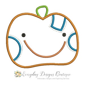 Puede incluir: Una calabaza naranja sonriente con detalles azules y blancos. La calabaza tiene un tallo verde y una cara feliz.