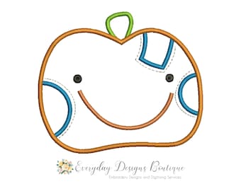 Puede incluir: Una calabaza naranja sonriente con detalles azules y blancos. La calabaza tiene un tallo verde y una cara feliz.