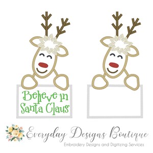 Könnte beinhalten: Zwei Stickmuster mit einem Cartoon-Rentier mit einer Blume auf dem Kopf. Das Rentier hält ein Schild mit der Aufschrift "Glaube an den Weihnachtsmann" auf einem Design und ein leeres Schild auf dem anderen.