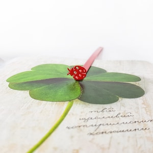 Marque-page coccinelle, petit cadeau livresque personnalisé pour enfants, lecteurs assidus, cadeaux de fête de club de lecture, remplissage de bas pour rats de bibliothèque