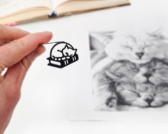 Metal Sleeping Cat Bookmark: Personalized Gift for Cat Lovers