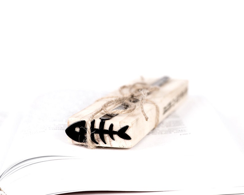 Unique Fishbone bookmark - Coolbookmark.