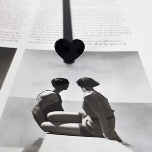 Bookmark the Black heart in the book - Coolbookmark.