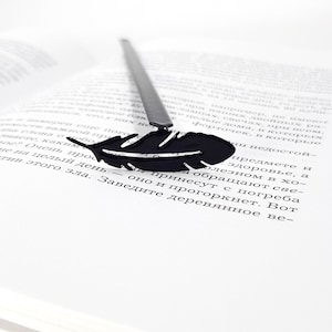 Segnalibro in metallo a forma di piuma: un regalo personalizzato ispirato alla natura per gli amanti dei libri.