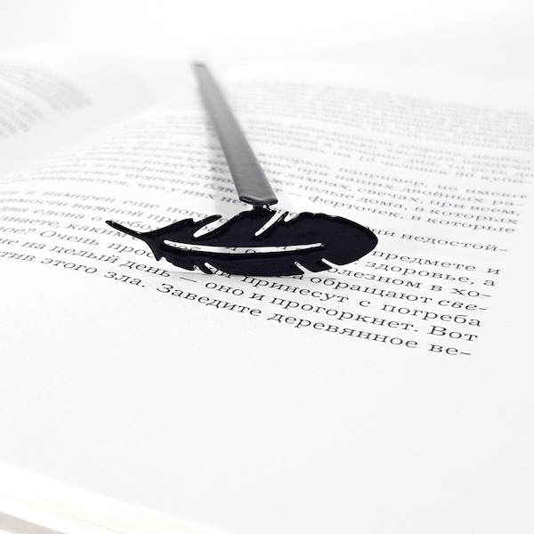 Segnalibro in metallo a forma di piuma: un regalo personalizzato ispirato alla natura per gli amanti dei libri.