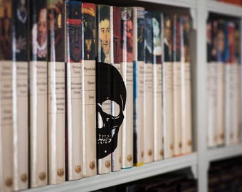 Metal Skull Bookshelf Divider – Gothic Dark Academia Book Lover Gift, Horror Decor