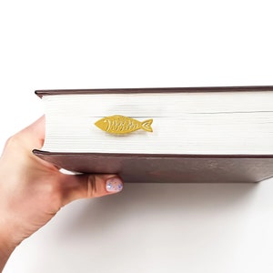 Segnalibro a forma di pesce / Piccolo regalo personalizzato a tema letterario per pescatori / Amanti dei libri / Regalo di Natale per amanti dei libri / Bomboniere per feste di circoli di lettura.