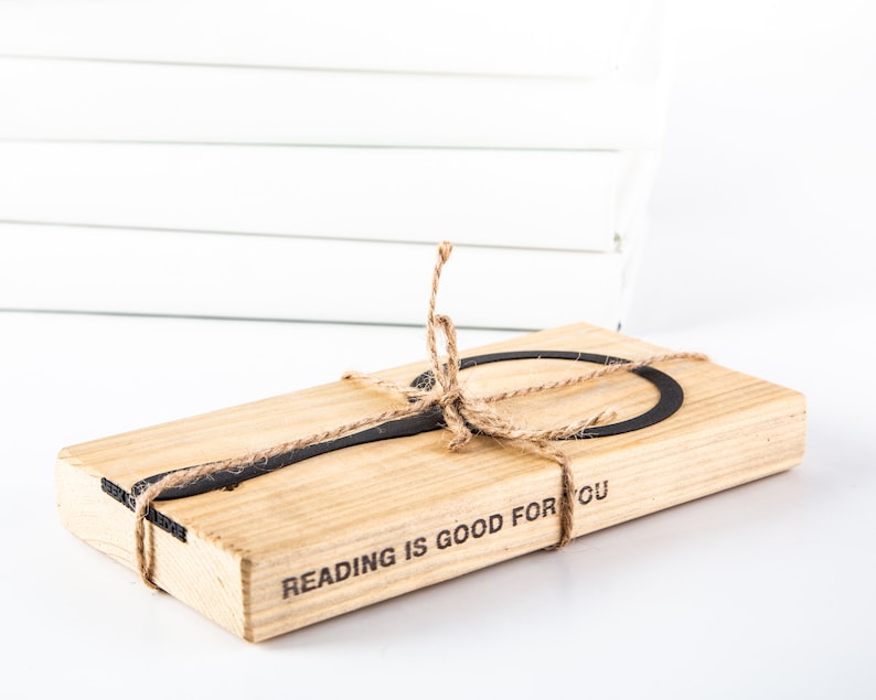 Black metal bookmark Magnifying Glass on the wooden block packaging.