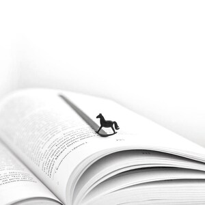 Einzigartiges Lesezeichen Schaukelpferd, Geschenk für Leseratten, Leseliebhaber, Geschenk für Leseratten, Geschenk für Leseratten, Bücherwurm, Lesezeichen, Bücherwurm