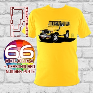AutoRenders によるトヨタ ランドクルーザー FJ40 シリーズのパーソナライズ T シャツ - サイズは S から 3XL* - 性別は問いません - シャツと車の色がマッチ!