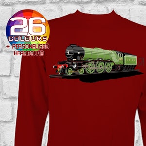 Puede incluir: Una sudadera roja con una ilustración de una locomotora verde y negra en la parte delantera. La locomotora está etiquetada como "LNER" y tiene un número en el lateral. La sudadera tiene un círculo blanco con el texto "26 COLOURS + PERSONALISED HEADBOARD" en la esquina superior izquierda.