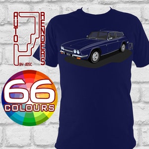 Puede incluir: Una camiseta azul marino con un gráfico blanco de un coche azul. El gráfico es de una camioneta familiar vintage con una placa de matrícula blanca que dice "5614". La camiseta tiene el texto "AUTO RENDERS BY JOSC" en rojo en el lado izquierdo del pecho y "66 COLOURS" en blanco en un círculo arcoíris en la parte inferior izquierda.