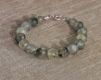 Bracelet en prehnite à facettes avec inclusions naturelles, bracelet en pierre précieuse unique avec des accents de pyrite argentée et argent sterling