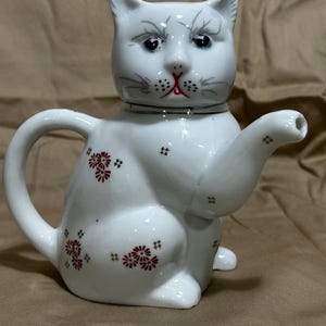 Vintage Maneki-Neko Kitty Cat Teapot