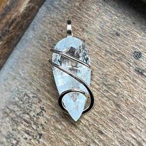 Faceted quartz with sulphur in 14k gold pendant