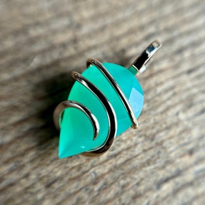Faceted chrysoprase in forged 14k gold pendant
