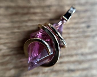 Pingente de turmalina rosa facetada em ouro 14k