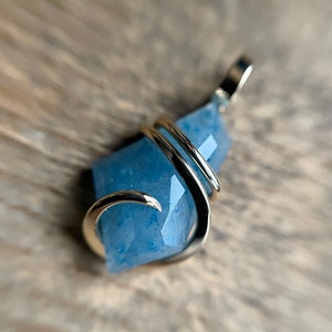 Faceted lazulite in quartz in 14k gold pendant