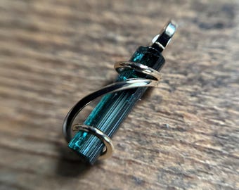 Pingente de cristal de turmalina azul em ouro 14k