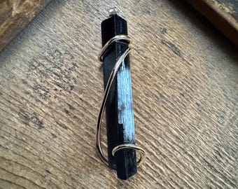 Pingente de cristal de turmalina negra em ouro 14k