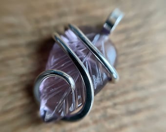 Geschnitzter Amethyst in geschmiedetem Sterling Silber Anhänger