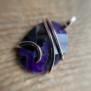 Faceted sugilite in 14k gold pendant