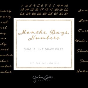 Puede incluir: Elementos de diseño gráfico con purpurina dorada para planificadores digitales y calendarios imprimibles. El diseño incluye los meses del año, los días de la semana y los números del 1 al 31. El texto "Months, Days, Numbers" está escrito en una fuente de purpurina dorada. El texto "Single Line Draw Files" está escrito en una fuente más pequeña debajo. El texto "SVG, EPS, DXF, JPEG, PNG" está escrito en una fuente más pequeña debajo de eso. El texto "Jann Seita Designs" está escrito en una fuente de purpurina dorada en la parte inferior de la imagen.