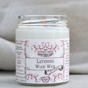 Puede incluir: Una vela de soja de 170 gramos en un frasco de vidrio transparente con tapa de madera. La vela est&aacute; etiquetada como "The Natural Choice Apothecary Lavender Wood Wick Soy Candles".