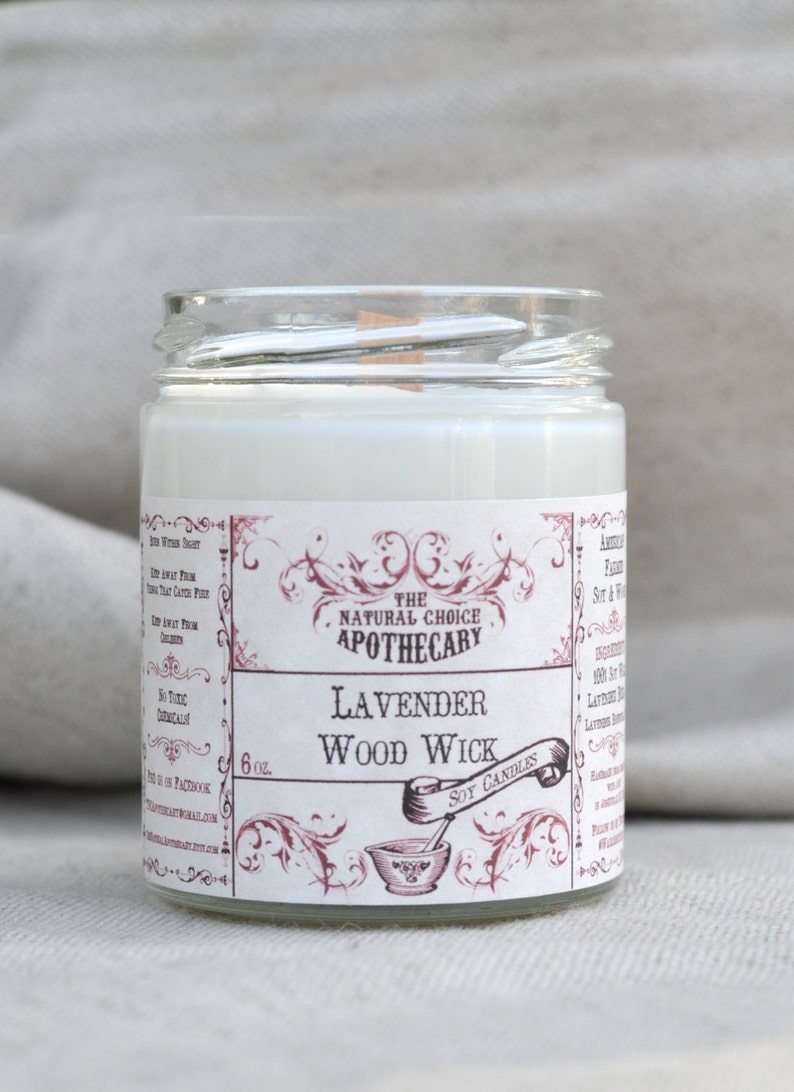 Puede incluir: Una vela de soja de 170 gramos en un frasco de vidrio transparente con tapa de madera. La vela est&aacute; etiquetada como "The Natural Choice Apothecary Lavender Wood Wick Soy Candles".