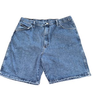 Puede incluir: Pantalones cortos vaqueros azul claro con un diseño clásico de cinco bolsillos. Los pantalones cortos tienen cierre de botón y cremallera, trabillas para el cinturón y un lavado descolorido. Fabricados en denim duradero.