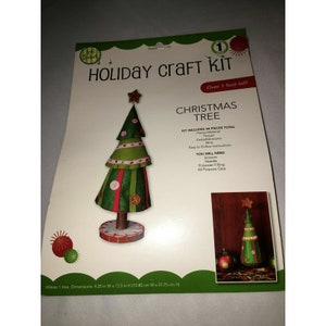 Puede incluir: Un kit de manualidades para hacer un árbol de Navidad. El kit incluye 44 piezas, entre ellas material precortado, hilo, adornos, alambre e instrucciones fáciles de seguir. El árbol terminado mide más de 30 cm de alto y tiene 10,8 cm de ancho por 31,75 cm de alto.