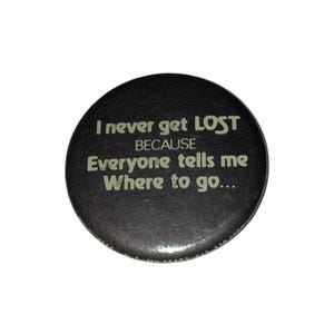 "Lustiger Button ""I never get verloren weil everyschale mit mir wo es lang geht""."