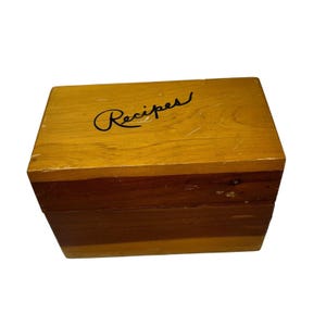 Caixa de arquivo de cartão de índice de receita de madeira de cedro artesanal vintage com tampa articulada