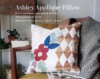 Oreiller avec appliqué floral : housse de coussin matelassée style campagnard moderne