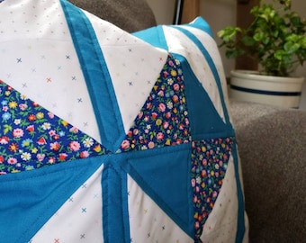 Housse de coussin de ferme matelassée faite main : patchwork floral, 16 po. carré