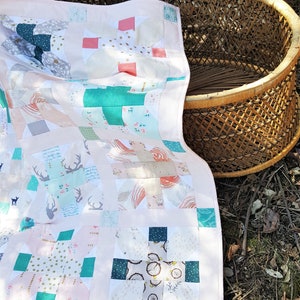 Woodland Baby Quilt: Scrappy X-Plus Block Krippendecke