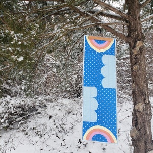 Regnbåge och moln quiltad displayquilt, bordslöpare