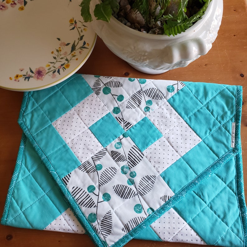 laruedefleurs Trellis Table Runner - Thumbnail 3