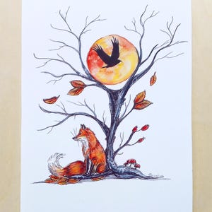 Peut inclure: Peinture à l'aquarelle d'un renard assis sous un arbre avec une lune rouge et un corbeau volant au-dessus. L'arbre a des branches nues et des feuilles d'automne au sol.