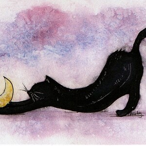 Peut inclure: Un chat noir s'étire avec sa queue enroulée autour d'une étoile jaune. Le chat fait face à un croissant de lune jaune. L'arrière-plan est une aquarelle de couleur violette et bleue.