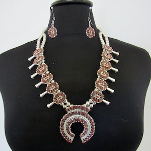 Collana classica Navajo in argento sterling e corallo con grappolo di fiori di zucca e orecchini coordinati di Marcella James